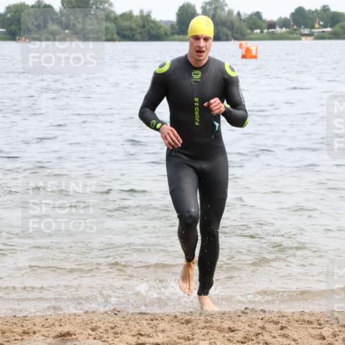 15.06.2025 - 27. Vierlanden-Triathlon Lena Gebhardt http://msf.ph/oto/8024168 15.06.2025 10:54:53 Schwimmen 677, 713, 735, 744, 761 meine-sportfotos.de