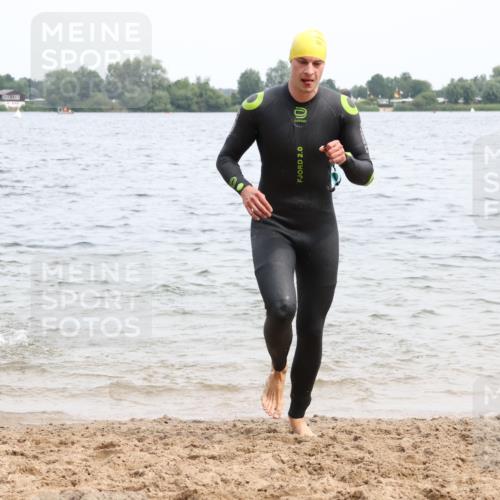 15.06.2025 - 27. Vierlanden-Triathlon Lena Gebhardt http://msf.ph/oto/8024171 15.06.2025 10:54:54 Schwimmen 677, 735, 744, 761 meine-sportfotos.de