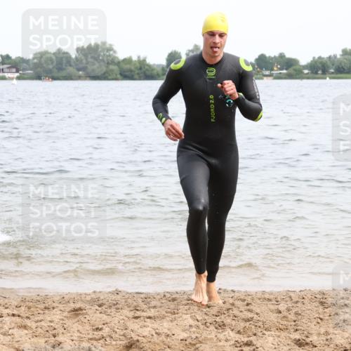 15.06.2025 - 27. Vierlanden-Triathlon Lena Gebhardt http://msf.ph/oto/8024174 15.06.2025 10:54:54 Schwimmen 677, 735, 744, 761 meine-sportfotos.de