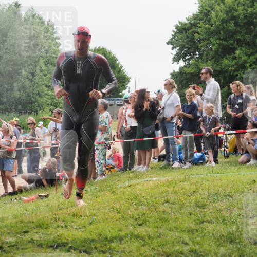 15.06.2025 - 27. Vierlanden-Triathlon KatJ http://msf.ph/oto/8024182 15.06.2025 10:57:25 Schwimmen 692, 697 meine-sportfotos.de