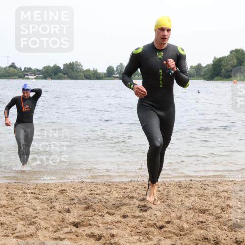 15.06.2025 - 27. Vierlanden-Triathlon Lena Gebhardt http://msf.ph/oto/8024183 15.06.2025 10:54:55 Schwimmen 677, 735, 744, 761 meine-sportfotos.de
