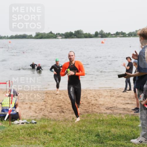 21.06.2025 - 27. Vierlanden-Triathlon MichiJ http://msf.ph/oto/8024186 15.06.2026 10:55:18 Schwimmen 661, 725, 740 meine-sportfotos.de