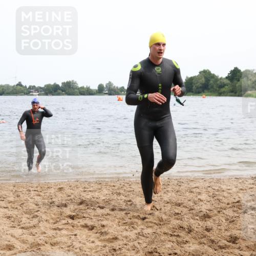 15.06.2025 - 27. Vierlanden-Triathlon Lena Gebhardt http://msf.ph/oto/8024190 15.06.2025 10:54:55 Schwimmen 677, 735, 744, 761 meine-sportfotos.de