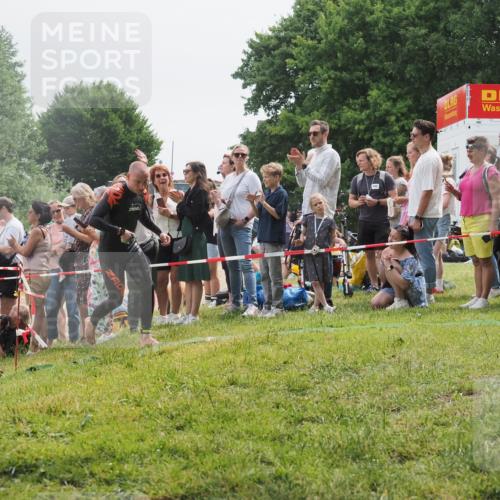 15.06.2025 - 27. Vierlanden-Triathlon KatJ http://msf.ph/oto/8024192 15.06.2025 10:57:34 Schwimmen 707, 722 meine-sportfotos.de