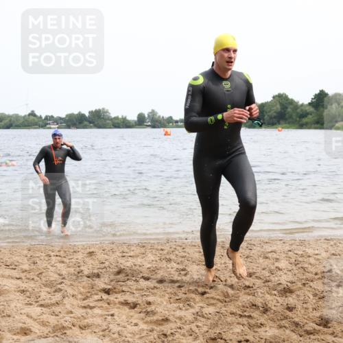 15.06.2025 - 27. Vierlanden-Triathlon Lena Gebhardt http://msf.ph/oto/8024194 15.06.2025 10:54:55 Schwimmen 677, 735, 744, 761 meine-sportfotos.de