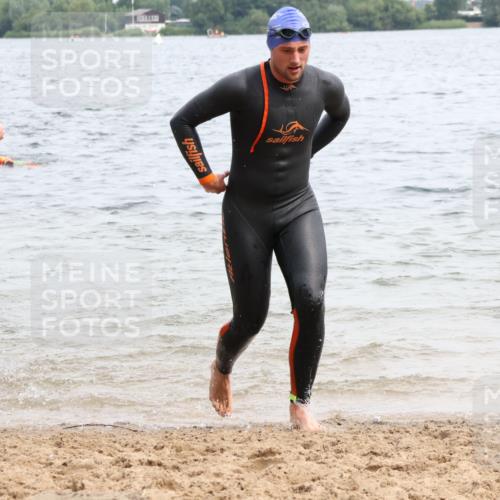 15.06.2025 - 27. Vierlanden-Triathlon Lena Gebhardt http://msf.ph/oto/8024196 15.06.2025 10:54:56 Schwimmen 677, 735, 744, 761 meine-sportfotos.de