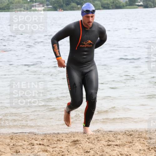 15.06.2025 - 27. Vierlanden-Triathlon Lena Gebhardt http://msf.ph/oto/8024201 15.06.2025 10:54:56 Schwimmen 677, 735, 744, 761 meine-sportfotos.de