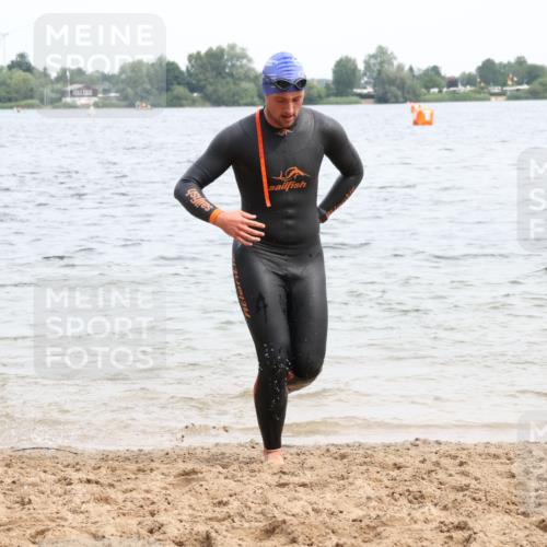 15.06.2025 - 27. Vierlanden-Triathlon Lena Gebhardt http://msf.ph/oto/8024205 15.06.2025 10:54:57 Schwimmen 677, 735, 744, 761 meine-sportfotos.de