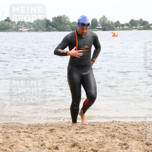 15.06.2025 - 27. Vierlanden-Triathlon Lena Gebhardt http://msf.ph/oto/8024207 15.06.2025 10:54:57 Schwimmen 677, 735, 744, 761 meine-sportfotos.de