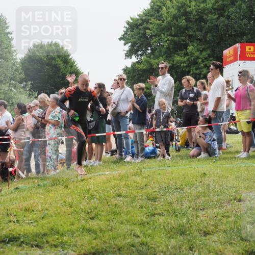 15.06.2025 - 27. Vierlanden-Triathlon KatJ http://msf.ph/oto/8024209 15.06.2025 10:57:34 Schwimmen 707, 722 meine-sportfotos.de