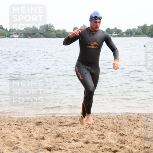 15.06.2025 - 27. Vierlanden-Triathlon Lena Gebhardt http://msf.ph/oto/8024214 15.06.2025 10:54:57 Schwimmen 677, 735, 744, 761 meine-sportfotos.de