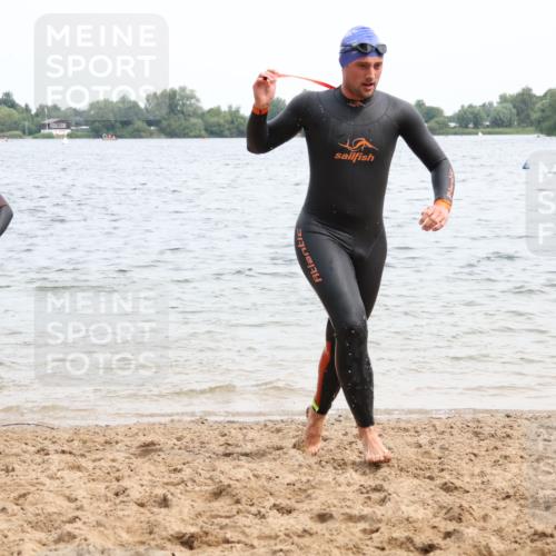15.06.2025 - 27. Vierlanden-Triathlon Lena Gebhardt http://msf.ph/oto/8024217 15.06.2025 10:54:57 Schwimmen 677, 735, 744, 761 meine-sportfotos.de