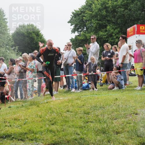 15.06.2025 - 27. Vierlanden-Triathlon KatJ http://msf.ph/oto/8024220 15.06.2025 10:57:34 Schwimmen 707, 722 meine-sportfotos.de