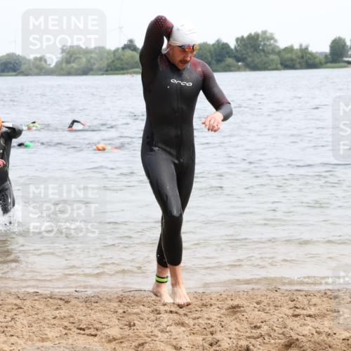 15.06.2025 - 27. Vierlanden-Triathlon Lena Gebhardt http://msf.ph/oto/8024227 15.06.2025 10:54:58 Schwimmen 677, 735, 744, 761 meine-sportfotos.de