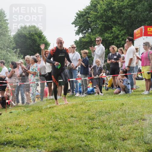 15.06.2025 - 27. Vierlanden-Triathlon KatJ http://msf.ph/oto/8024236 15.06.2025 10:57:34 Schwimmen 707, 722 meine-sportfotos.de