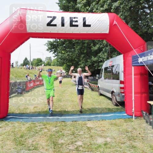21.06.2025 - 27. Vierlanden-Triathlon MichiJ http://msf.ph/oto/8024237 15.06.2026 11:51:05 Ziel 387 meine-sportfotos.de