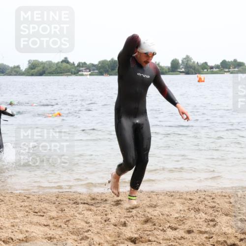 15.06.2025 - 27. Vierlanden-Triathlon Lena Gebhardt http://msf.ph/oto/8024240 15.06.2025 10:54:58 Schwimmen 677, 735, 744, 761 meine-sportfotos.de