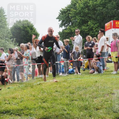 15.06.2025 - 27. Vierlanden-Triathlon KatJ http://msf.ph/oto/8024244 15.06.2025 10:57:35 Schwimmen 707, 722 meine-sportfotos.de