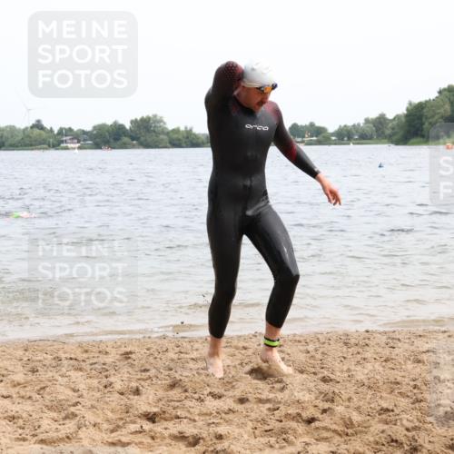 15.06.2025 - 27. Vierlanden-Triathlon Lena Gebhardt http://msf.ph/oto/8024247 15.06.2025 10:54:59 Schwimmen 677, 735, 744, 761 meine-sportfotos.de