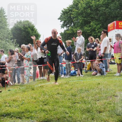 15.06.2025 - 27. Vierlanden-Triathlon KatJ http://msf.ph/oto/8024251 15.06.2025 10:57:35 Schwimmen 707, 722 meine-sportfotos.de