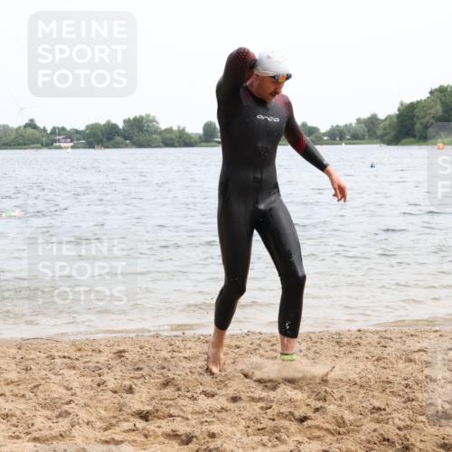 15.06.2025 - 27. Vierlanden-Triathlon Lena Gebhardt http://msf.ph/oto/8024254 15.06.2025 10:54:59 Schwimmen 677, 735, 744, 761 meine-sportfotos.de