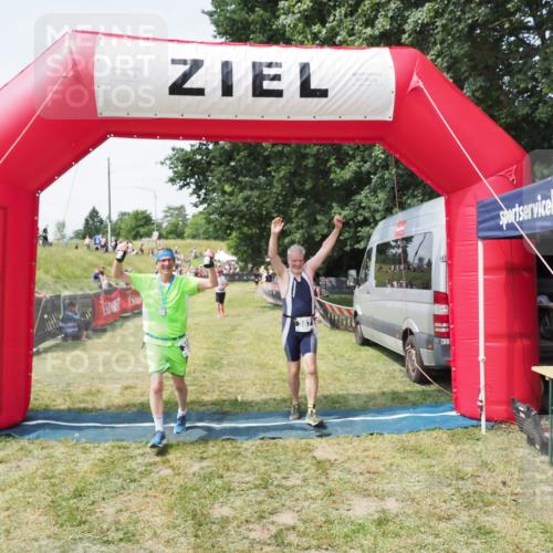 21.06.2025 - 27. Vierlanden-Triathlon MichiJ http://msf.ph/oto/8024257 15.06.2026 11:51:05 Ziel 387 meine-sportfotos.de