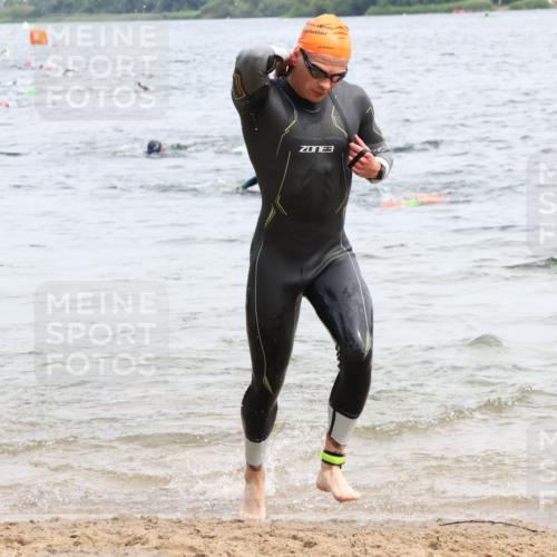15.06.2025 - 27. Vierlanden-Triathlon Lena Gebhardt http://msf.ph/oto/8024259 15.06.2025 10:55:00 Schwimmen 677, 735, 744, 761 meine-sportfotos.de