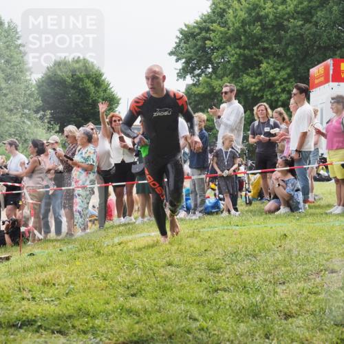 15.06.2025 - 27. Vierlanden-Triathlon KatJ http://msf.ph/oto/8024261 15.06.2025 10:57:35 Schwimmen 707, 722 meine-sportfotos.de