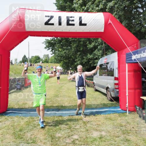 21.06.2025 - 27. Vierlanden-Triathlon MichiJ http://msf.ph/oto/8024264 15.06.2026 11:51:05 Ziel 387 meine-sportfotos.de