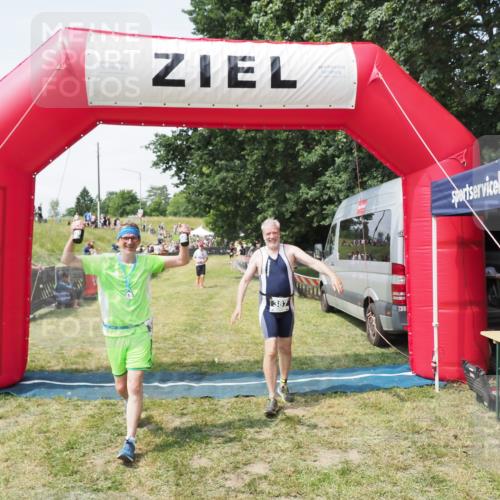 21.06.2025 - 27. Vierlanden-Triathlon MichiJ http://msf.ph/oto/8024270 15.06.2026 11:51:06 Ziel 387 meine-sportfotos.de