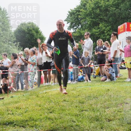 15.06.2025 - 27. Vierlanden-Triathlon KatJ http://msf.ph/oto/8024271 15.06.2025 10:57:35 Schwimmen 707, 722 meine-sportfotos.de