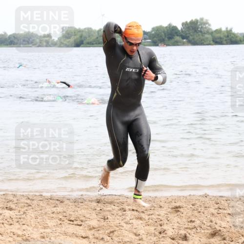 15.06.2025 - 27. Vierlanden-Triathlon Lena Gebhardt http://msf.ph/oto/8024275 15.06.2025 10:55:01 Schwimmen 677, 735, 744, 761 meine-sportfotos.de