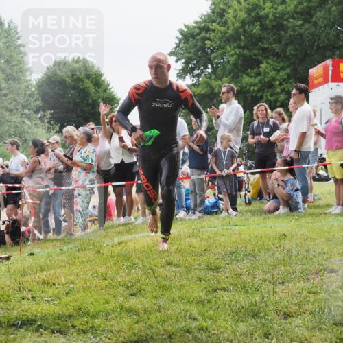 15.06.2025 - 27. Vierlanden-Triathlon KatJ http://msf.ph/oto/8024278 15.06.2025 10:57:35 Schwimmen 707, 722 meine-sportfotos.de
