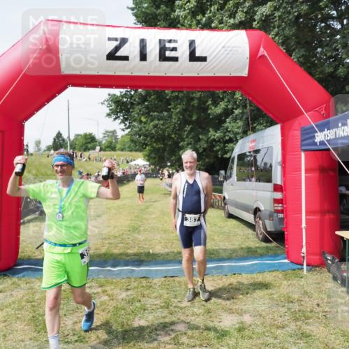 21.06.2025 - 27. Vierlanden-Triathlon MichiJ http://msf.ph/oto/8024287 15.06.2026 11:51:06 Ziel 387 meine-sportfotos.de