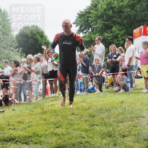 15.06.2025 - 27. Vierlanden-Triathlon KatJ http://msf.ph/oto/8024290 15.06.2025 10:57:36 Schwimmen 707, 722 meine-sportfotos.de