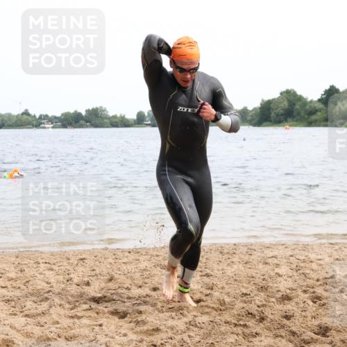 15.06.2025 - 27. Vierlanden-Triathlon Lena Gebhardt http://msf.ph/oto/8024295 15.06.2025 10:55:02 Schwimmen 677, 735, 744, 761 meine-sportfotos.de