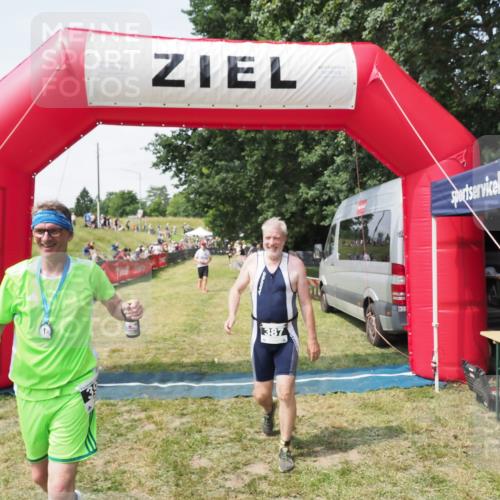 21.06.2025 - 27. Vierlanden-Triathlon MichiJ http://msf.ph/oto/8024296 15.06.2026 11:51:06 Ziel 387 meine-sportfotos.de