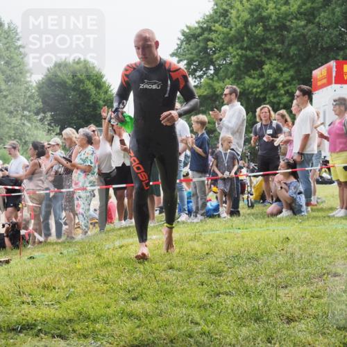15.06.2025 - 27. Vierlanden-Triathlon KatJ http://msf.ph/oto/8024298 15.06.2025 10:57:36 Schwimmen 707, 722 meine-sportfotos.de
