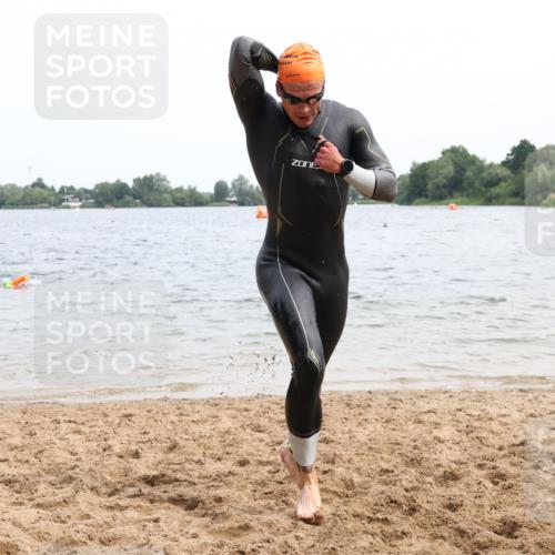 15.06.2025 - 27. Vierlanden-Triathlon Lena Gebhardt http://msf.ph/oto/8024303 15.06.2025 10:55:02 Schwimmen 677, 735, 744, 761 meine-sportfotos.de