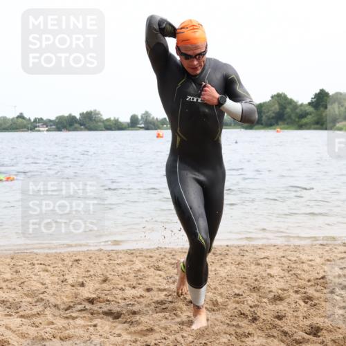 15.06.2025 - 27. Vierlanden-Triathlon Lena Gebhardt http://msf.ph/oto/8024306 15.06.2025 10:55:02 Schwimmen 677, 735, 744, 761 meine-sportfotos.de