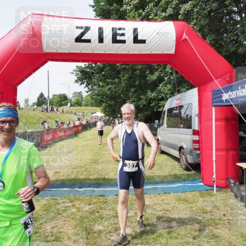 21.06.2025 - 27. Vierlanden-Triathlon MichiJ http://msf.ph/oto/8024307 15.06.2026 11:51:07 Ziel 371, 387 meine-sportfotos.de