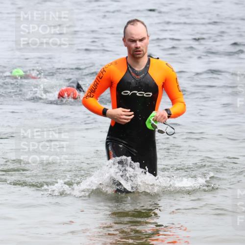 15.06.2025 - 27. Vierlanden-Triathlon Lena Gebhardt http://msf.ph/oto/8024309 15.06.2025 10:55:11 Schwimmen 661, 725, 735 meine-sportfotos.de