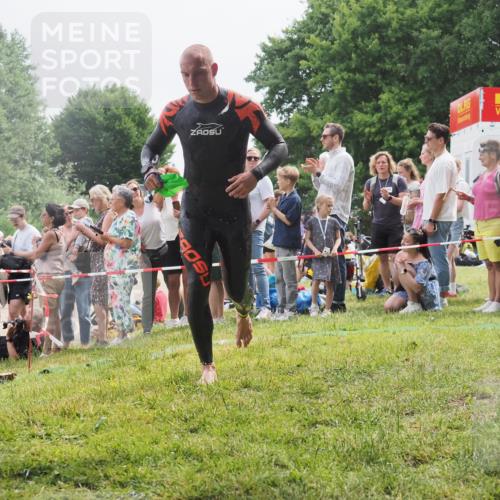 15.06.2025 - 27. Vierlanden-Triathlon KatJ http://msf.ph/oto/8024310 15.06.2025 10:57:36 Schwimmen 707, 722 meine-sportfotos.de