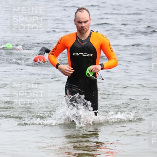 15.06.2025 - 27. Vierlanden-Triathlon Lena Gebhardt http://msf.ph/oto/8024313 15.06.2025 10:55:11 Schwimmen 661, 725, 735 meine-sportfotos.de