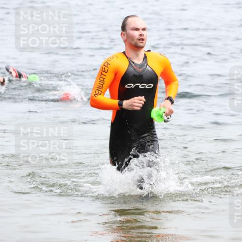 15.06.2025 - 27. Vierlanden-Triathlon Lena Gebhardt http://msf.ph/oto/8024317 15.06.2025 10:55:12 Schwimmen 661, 725 meine-sportfotos.de