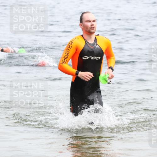 15.06.2025 - 27. Vierlanden-Triathlon Lena Gebhardt http://msf.ph/oto/8024319 15.06.2025 10:55:12 Schwimmen 661, 725 meine-sportfotos.de
