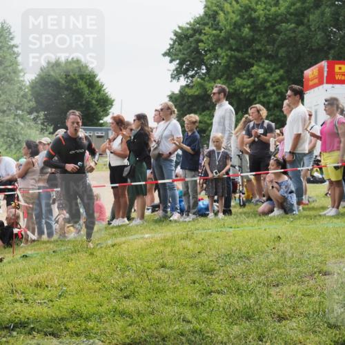 15.06.2025 - 27. Vierlanden-Triathlon KatJ http://msf.ph/oto/8024320 15.06.2025 10:57:40 Schwimmen 707, 722 meine-sportfotos.de