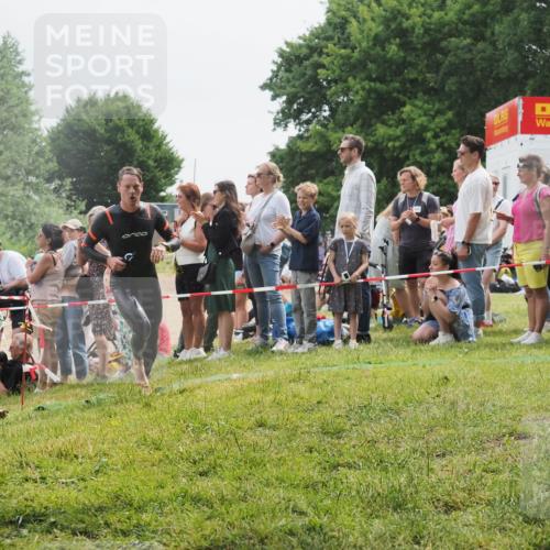 15.06.2025 - 27. Vierlanden-Triathlon KatJ http://msf.ph/oto/8024326 15.06.2025 10:57:40 Schwimmen 707, 722 meine-sportfotos.de