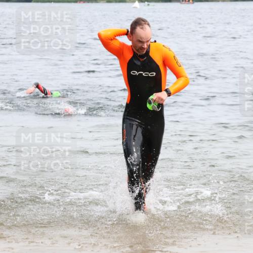 15.06.2025 - 27. Vierlanden-Triathlon Lena Gebhardt http://msf.ph/oto/8024328 15.06.2025 10:55:14 Schwimmen 661, 725 meine-sportfotos.de