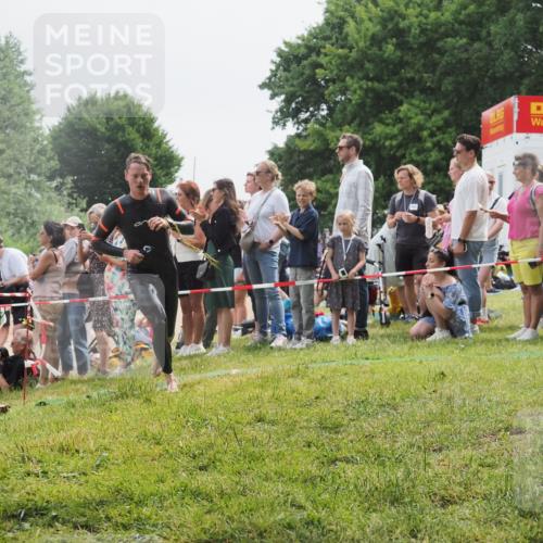 15.06.2025 - 27. Vierlanden-Triathlon KatJ http://msf.ph/oto/8024332 15.06.2025 10:57:40 Schwimmen 707, 722 meine-sportfotos.de